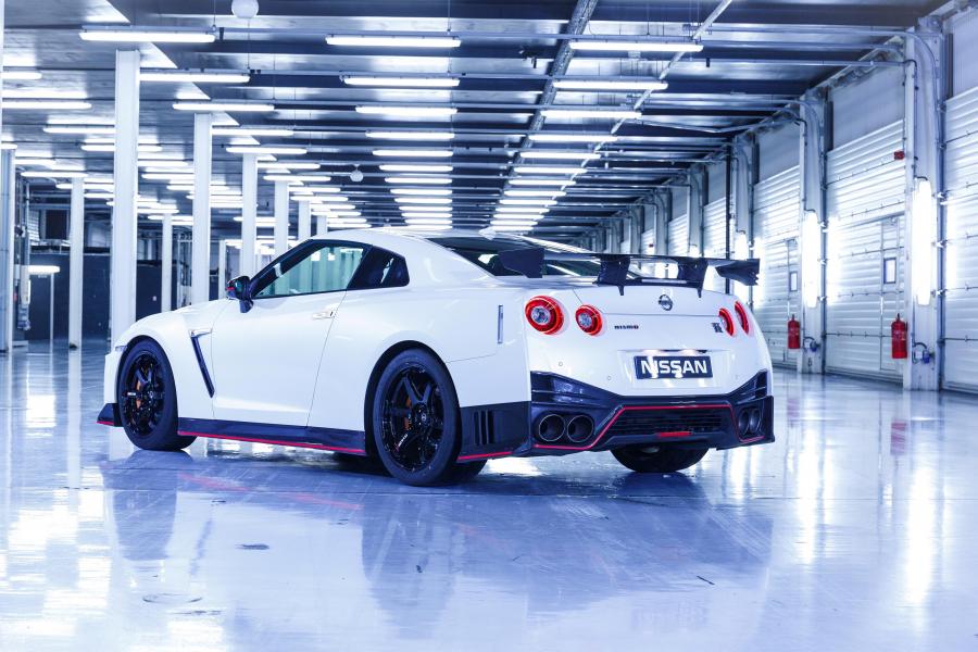  Nissan GT-R Nismo 2017 года  (UK) (фото 10 из 21)